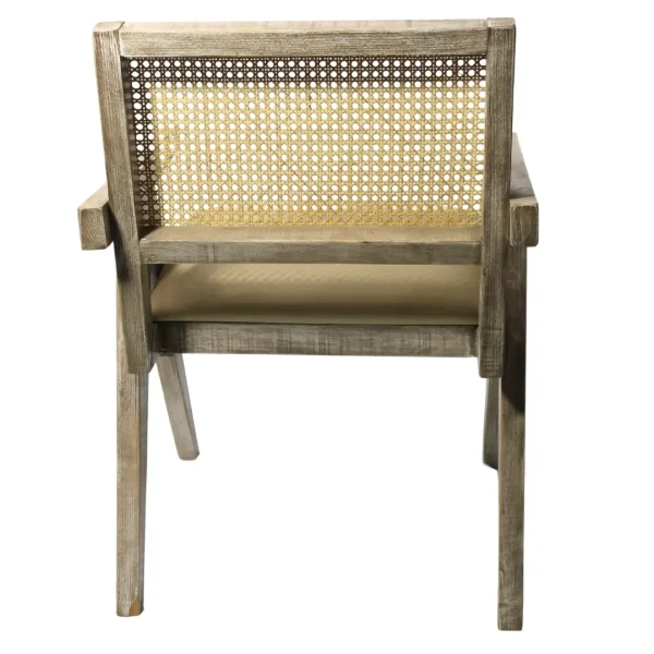 Sillón Kepa de madera de pino con respaldo de bejuco sintético y asiento tapizado, no apilable.