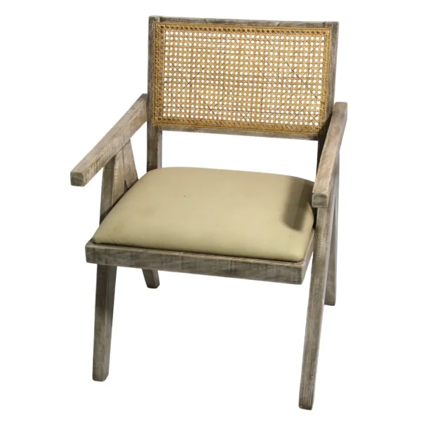 Sillón Kepa de madera de pino con respaldo de bejuco sintético y asiento tapizado, no apilable.