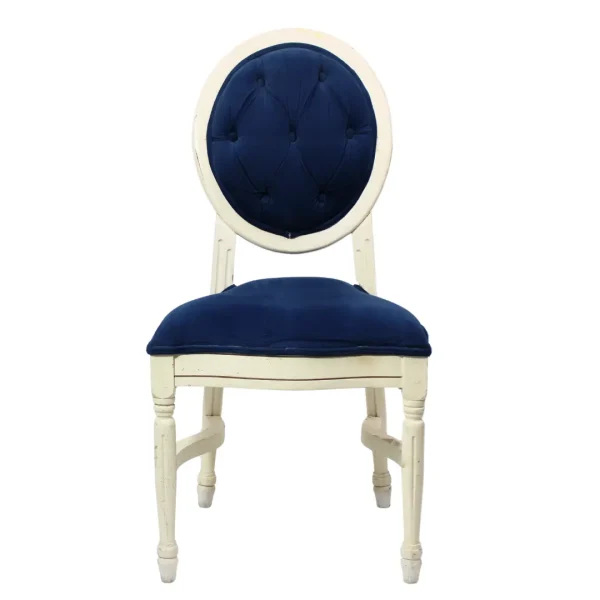 Silla Luis XV 02 de madera de pino, con respaldo capitoneado, asiento tapizado en color azul, no apilable, adecuada para interior.