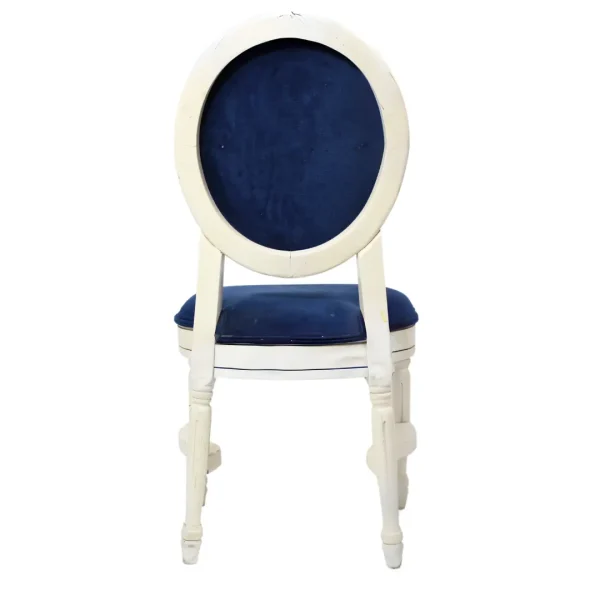 Silla Luis XV Capitoneada de madera de pino, con respaldo capitoneado, asiento tapizado en color azul, no apilable, adecuada para interior.
