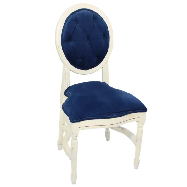 Silla Luis XV Capitoneada de madera de pino, con respaldo capitoneado, asiento tapizado en color azul, no apilable, adecuada para interior.