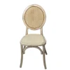 Silla Marian 02 de madera de pino, respaldo de bejuco sintético, asiento tapizado en color beige, apilable, adecuada para interior.