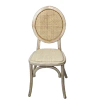Silla Marian 02 de madera de pino, respaldo de bejuco sintético, asiento tapizado en color beige, apilable, adecuada para interior.