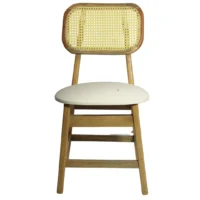 Silla Moli de madera de pino, respaldo tejido de bejuco sintético, asiento tapizado en color blanco, no apilable, adecuada para interior.