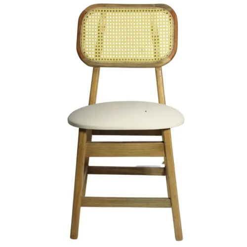 Silla Moli de madera de pino, respaldo tejido de bejuco sintético, asiento tapizado en color blanco, no apilable, adecuada para interior.