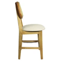 Silla Moli de madera de pino, respaldo tejido de bejuco sintético, asiento tapizado en color blanco, no apilable, adecuada para interior.