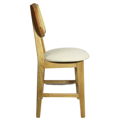Silla Moli de madera de pino, respaldo tejido de bejuco sintético, asiento tapizado en color blanco, no apilable, adecuada para interior.