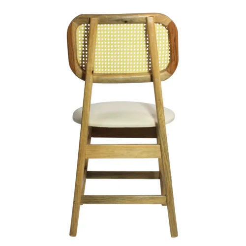 Silla Moli de madera de pino, respaldo tejido de bejuco sintético, asiento tapizado en color blanco, no apilable, adecuada para interior.