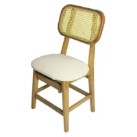 Silla Moli de madera de pino, respaldo tejido de bejuco sintético, asiento tapizado en color blanco, no apilable, adecuada para interior.