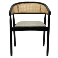 Silla Praga de madera de pino con respaldo de bejuco sintético y asiento tapizado, no apilable.