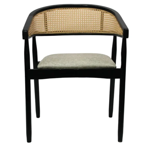 Silla Praga de madera de pino con respaldo de bejuco sintético y asiento tapizado, no apilable.