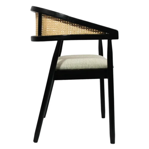 Silla Praga de madera de pino con respaldo de bejuco sintético y asiento tapizado, no apilable.