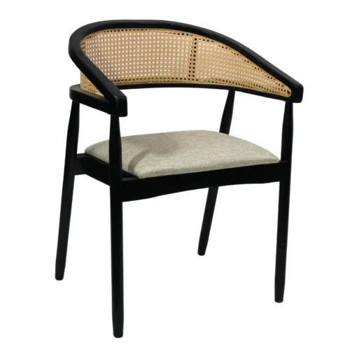 Silla Praga de madera de pino con respaldo de bejuco sintético y asiento tapizado, no apilable.