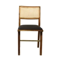 Silla NIza 01 de madera de pino con respaldo de bejuco sintético y asiento tapizado, no apilable.