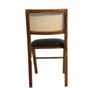 Silla NIza de madera de pino con respaldo de bejuco sintético y asiento tapizado, no apilable.