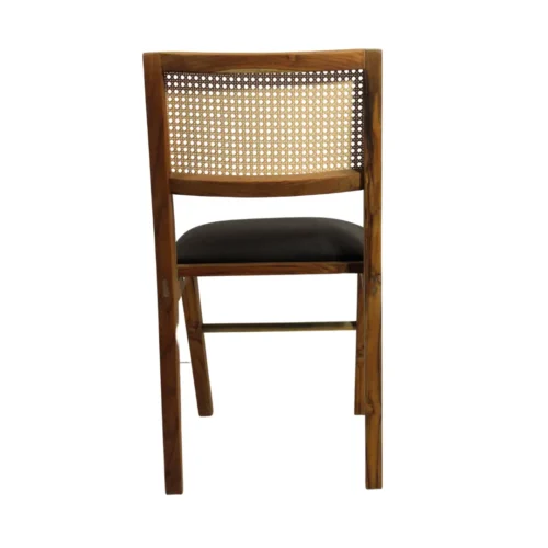 Silla NIza de madera de pino con respaldo de bejuco sintético y asiento tapizado, no apilable.