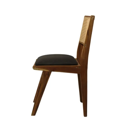 Silla NIza de madera de pino con respaldo de bejuco sintético y asiento tapizado, no apilable.