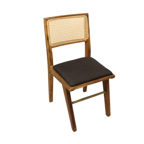 Silla NIza de madera de pino con respaldo de bejuco sintético y asiento tapizado, no apilable.