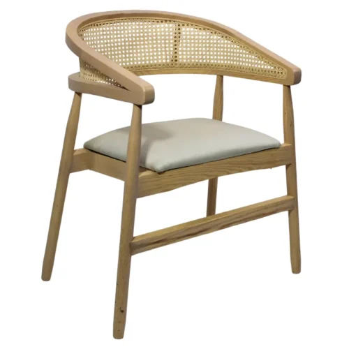 Silla Praga de madera de pino con respaldo de bejuco sintético y asiento tapizado, no apilable.