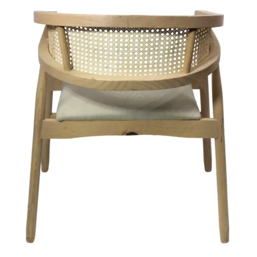 Silla Praga de madera de pino con respaldo de bejuco sintético y asiento tapizado, no apilable.