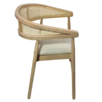 Silla Praga de madera de pino con respaldo de bejuco sintético y asiento tapizado, no apilable.