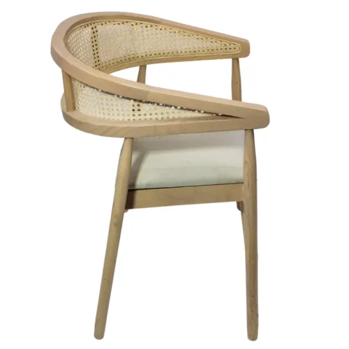 Silla Praga de madera de pino con respaldo de bejuco sintético y asiento tapizado, no apilable.