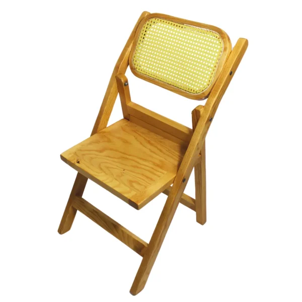 Silla Spring de madera de pino con respaldo y asiento de bejuco sintético, plegable.