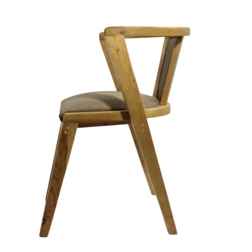 Silla Suecia de madera de pino con respaldo y asiento tapizados, no apilable.