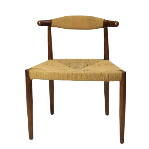 Silla Romi 03 de madera de pino con respaldo y asiento de celulosa natural, apilable.