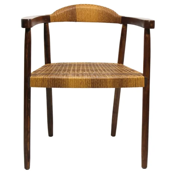 Silla Wegner de madera de pino con respaldo y asiento de ratán sintético, no apilable.