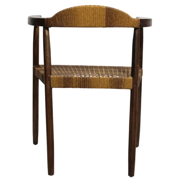 Silla Wegner de madera de pino con respaldo y asiento de ratán sintético, no apilable.