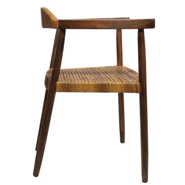 Silla Wegner de madera de pino con respaldo y asiento de ratán sintético, no apilable.