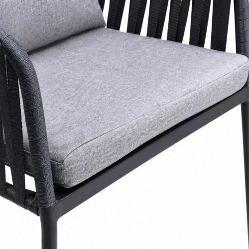Silla Malibú metálica, de acero tubular, respaldo tejido en cinta de polipropileno, detalle asiento con cojín tapizado desmontable.