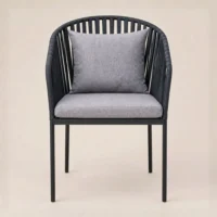 Silla Malibú metálica, de acero tubular, respaldo tejido en cinta de polipropileno, asiento de metal con cojín tapizado desmontable. Apilable.