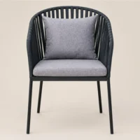Silla Malibú metálica, de acero tubular, respaldo tejido en cinta de polipropileno, asiento de metal con cojín tapizado desmontable. Apilable.