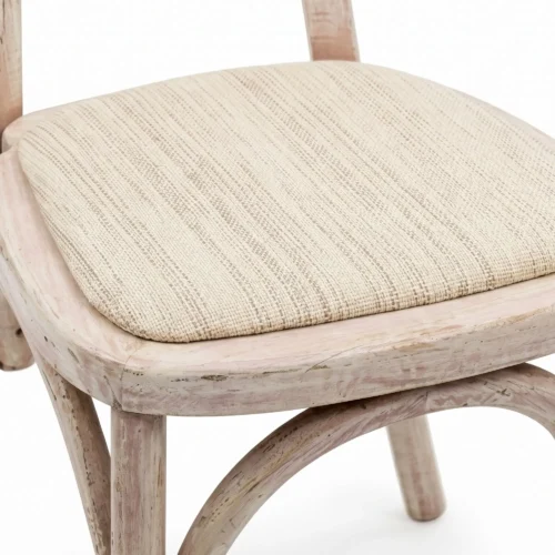Silla Marian de madera de pino con respaldo en bejuco sintético y asiento tapizado. Ideal para interiores.