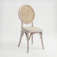 Silla Marian de madera de pino con respaldo en bejuco sintético y asiento tapizado. Ideal para interiores.