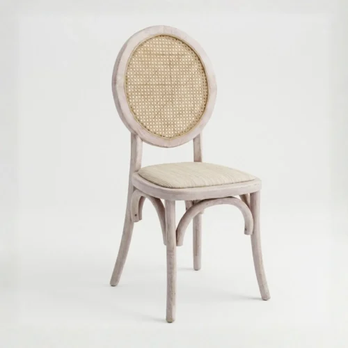 Silla Marian de madera de pino con respaldo en bejuco sintético y asiento tapizado. Ideal para interiores.