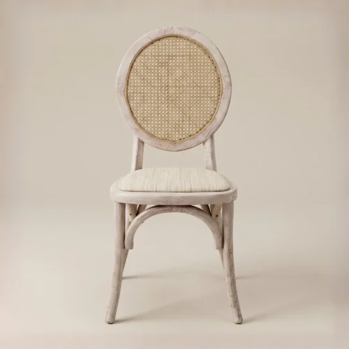 Silla Marian de madera de pino con respaldo en bejuco sintético y asiento tapizado. Ideal para interiores.