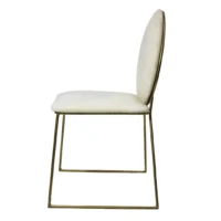 Silla Ovalo metálica, de varilla sólida con respaldo y asiento tapizados color blanco. Apilable, adecuada para interior.