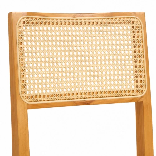 Silla Niza de madera de pino para eventos o restaurantes. Detalle del respaldo en bejuco.