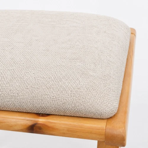 Silla Niza de madera de pino para eventos o restaurantes. Detalle del asiento tapizado.