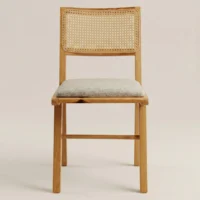 Silla Niza de madera de pino para eventos o restaurantes. Respaldo en bejuco y asiento tapizado.