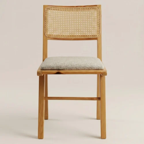 Silla Niza de madera de pino para eventos o restaurantes. Respaldo en bejuco y asiento tapizado.