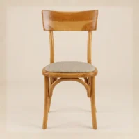 Silla Noback de madera de pino con asiento tapizado, apilable.