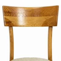Silla Noback de madera de pino con asiento tapizado, apilable.