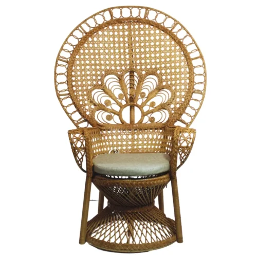 Silla Pavorreal de ratán y mimbre con respaldo y asiento tapizado, no apilable.