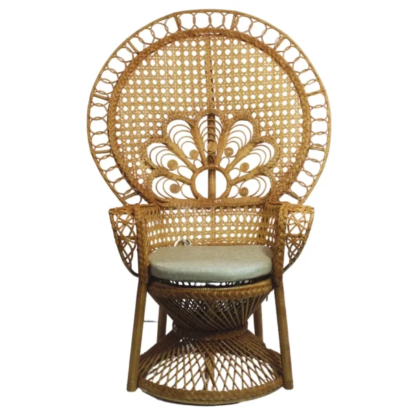 Silla Pavorreal de ratán y mimbre con respaldo y asiento tapizado, no apilable.