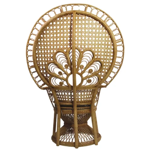 Silla Pavorreal de ratán y mimbre con respaldo y asiento tapizado, no apilable.