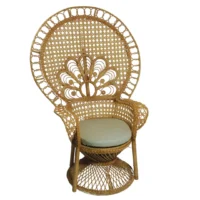 Silla Pavorreal de ratán y mimbre con respaldo y asiento tapizado, no apilable.